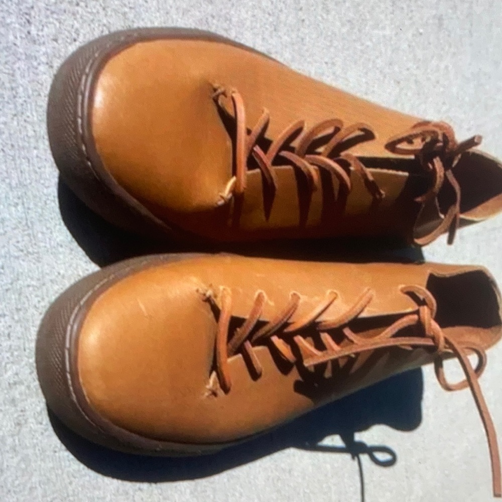 Women’s clae low top one piece tobacco leather shoes